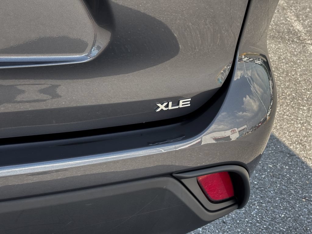 Certified 2024 Toyota Highlander XLE FWD image 17
