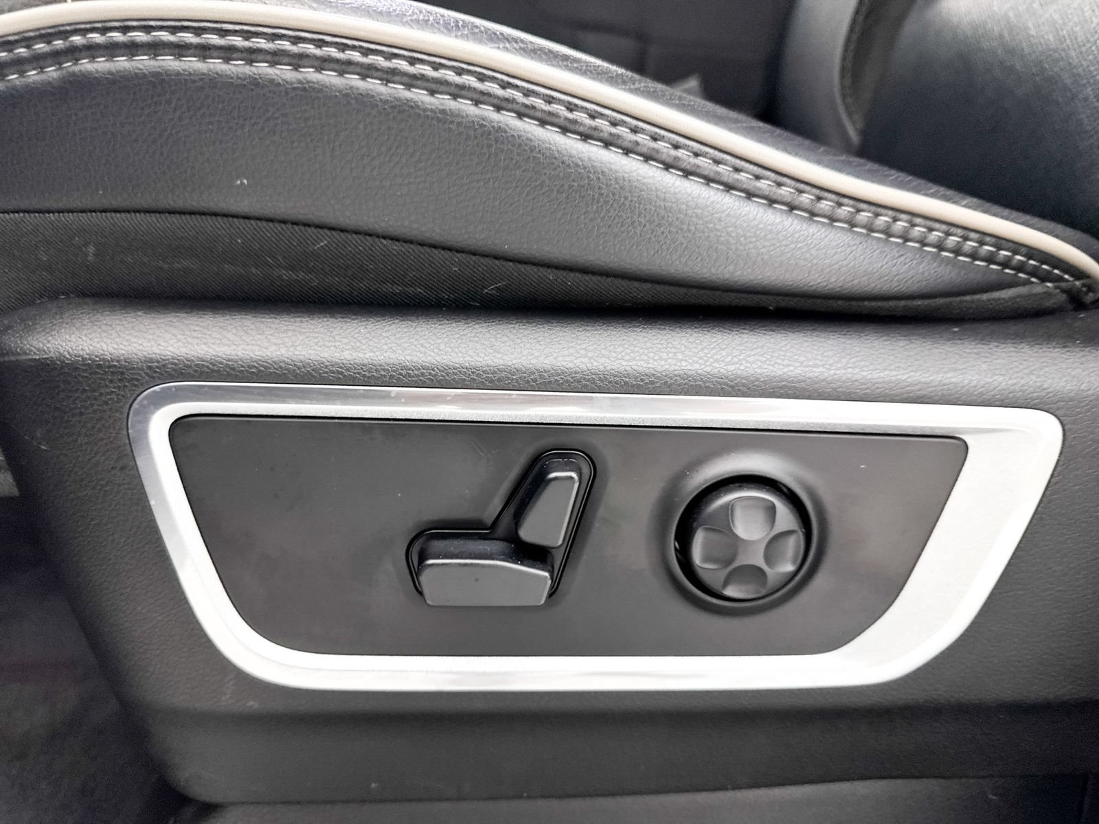 Used 2019 RAM 1500 Laramie AWD/4WD image 25