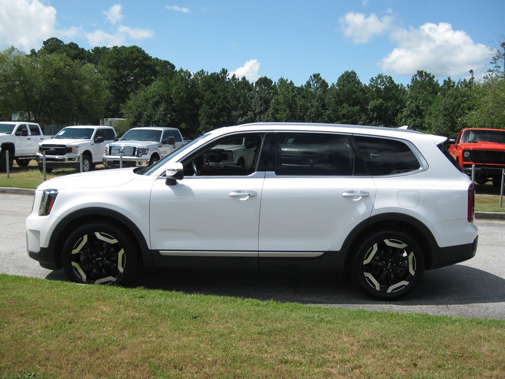 Used 2023 Kia Telluride S w/ S Sunroof Package image 4