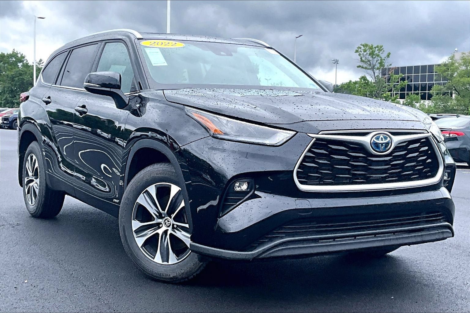 Used 2022 Toyota Highlander XLE AWD/4WD image 2