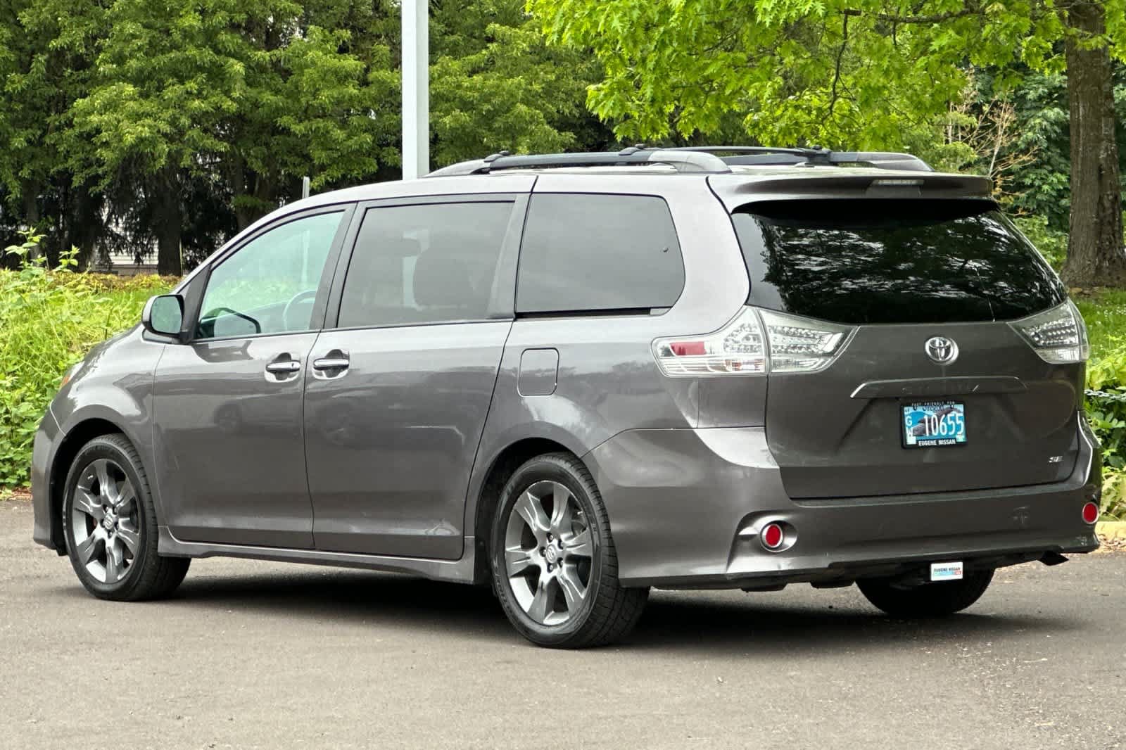 Used 2015 Toyota Sienna SE w/ SE Preferred Package FWD image 6
