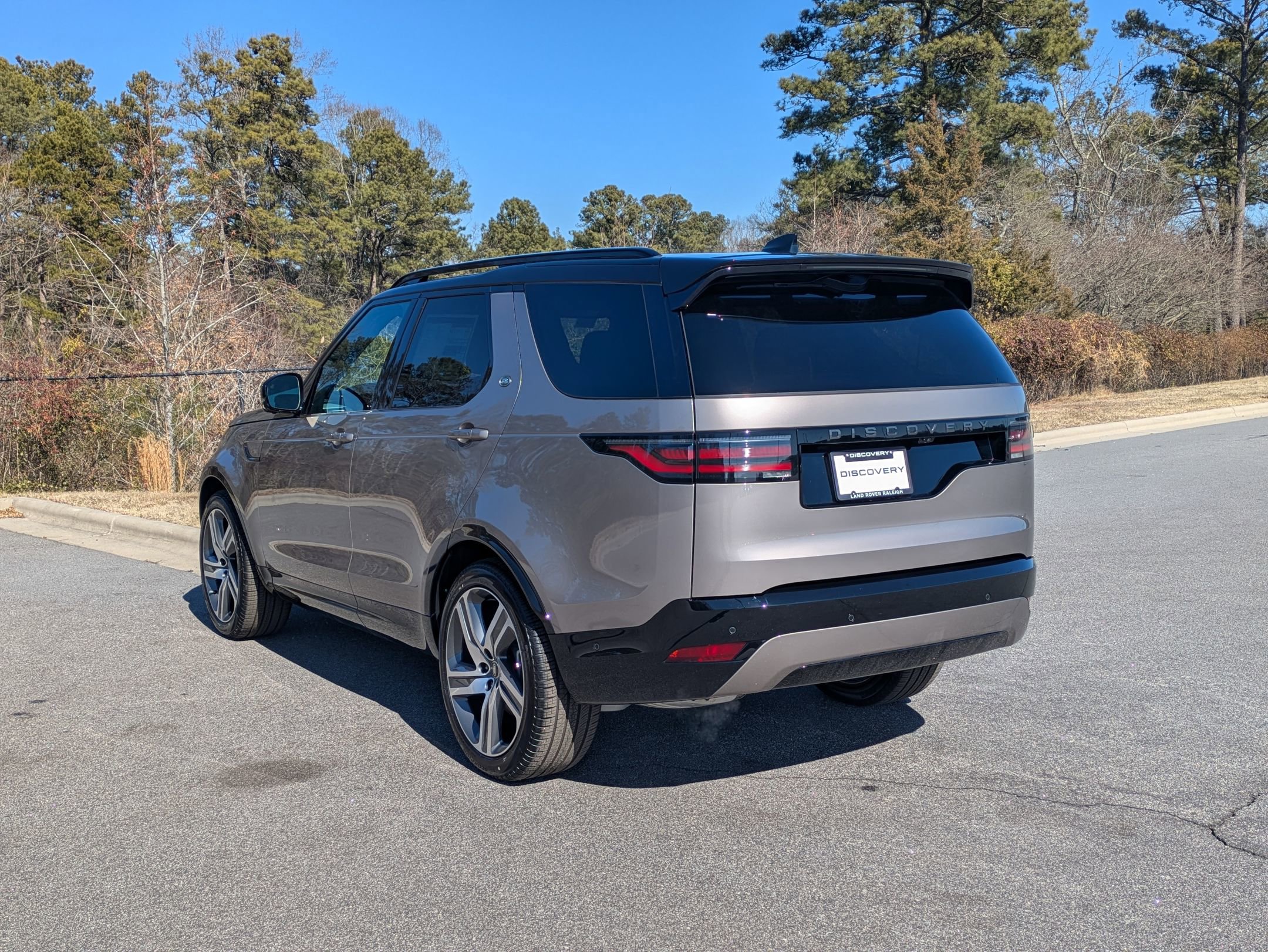New 2026 Land Rover Discovery Dynamic SE image 7