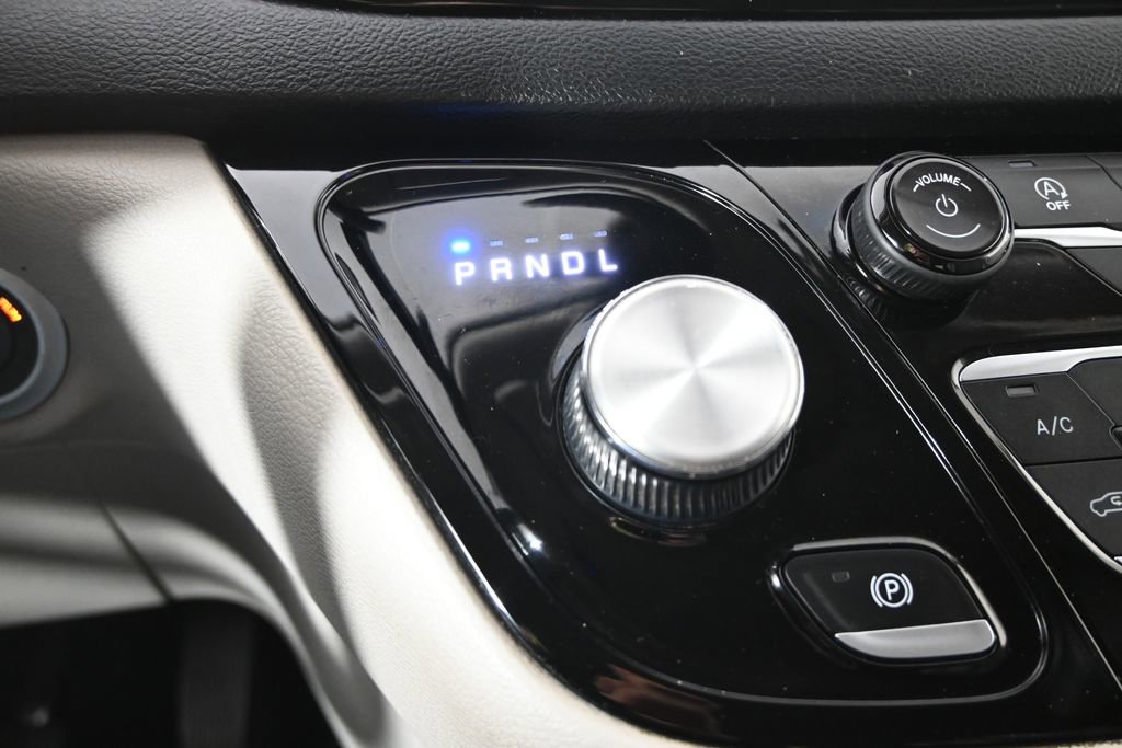 Used 2020 Chrysler Pacifica Touring-L image 34