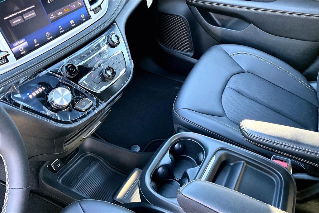 New 2027 Chrysler Pacifica Select FWD image 11