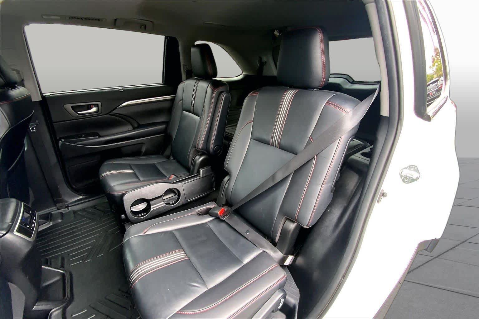 Used 2019 Toyota Highlander SE FWD image 20