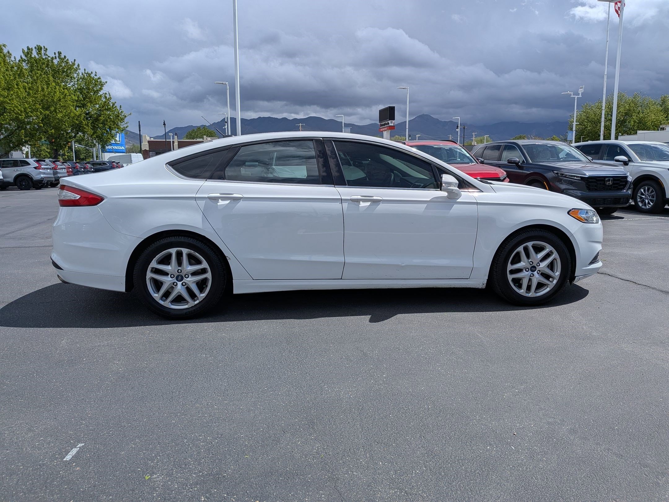 Used 2015 Ford Fusion SE FWD image 2