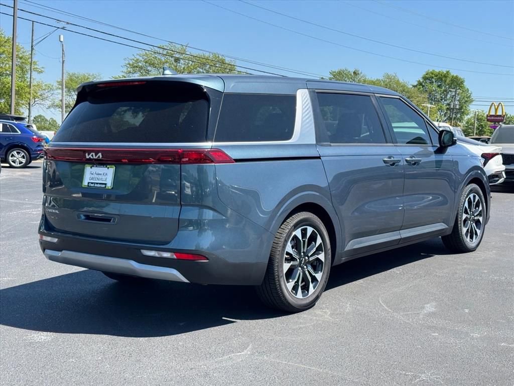 Used 2024 Kia Carnival EX image 3