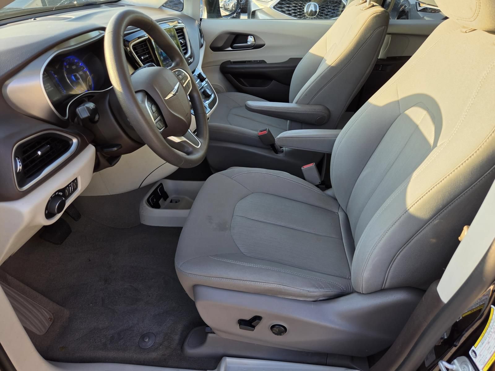 Used 2017 Chrysler Pacifica Touring w/ Tire & Wheel Group FWD image 16