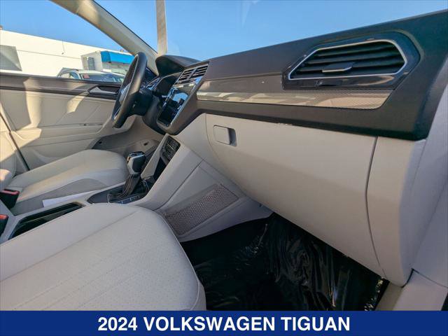 Certified 2024 Volkswagen Tiguan SE image 22