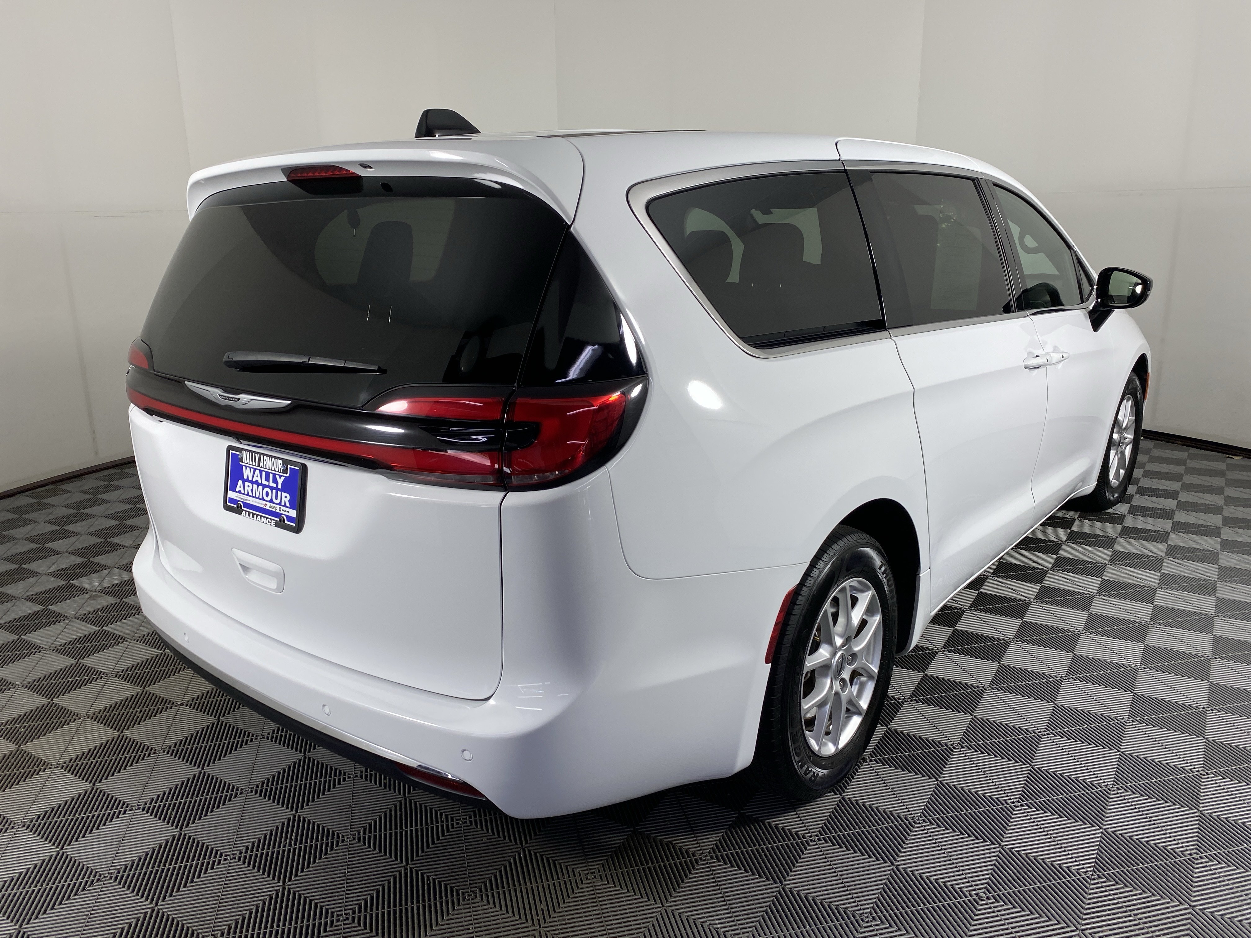 Used 2025 Chrysler Pacifica Select FWD image 7