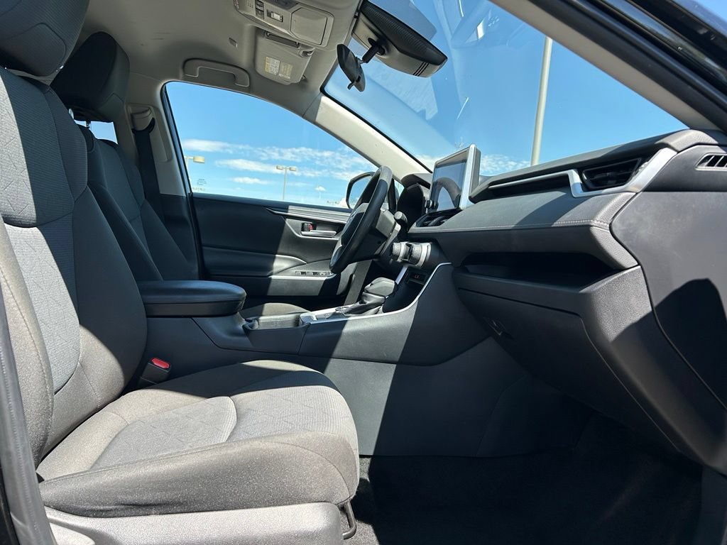 Used 2025 Toyota RAV4 XLE AWD/4WD image 31