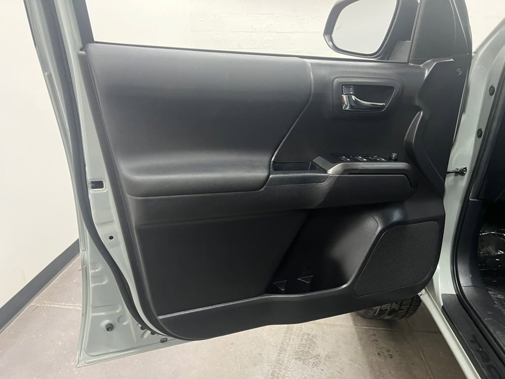 Used 2022 Toyota Tacoma TRD Off-Road image 10