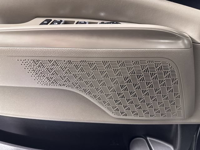 Used 2025 Kia Carnival FWD image 25