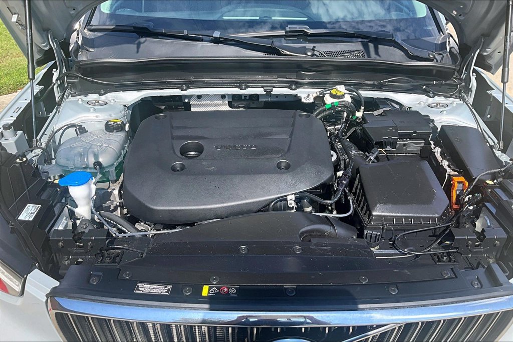 Certified 2025 Volvo XC40 B5 Core AWD/4WD image 13
