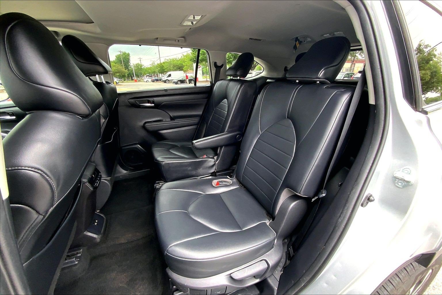 Used 2021 Toyota Highlander XLE FWD image 31