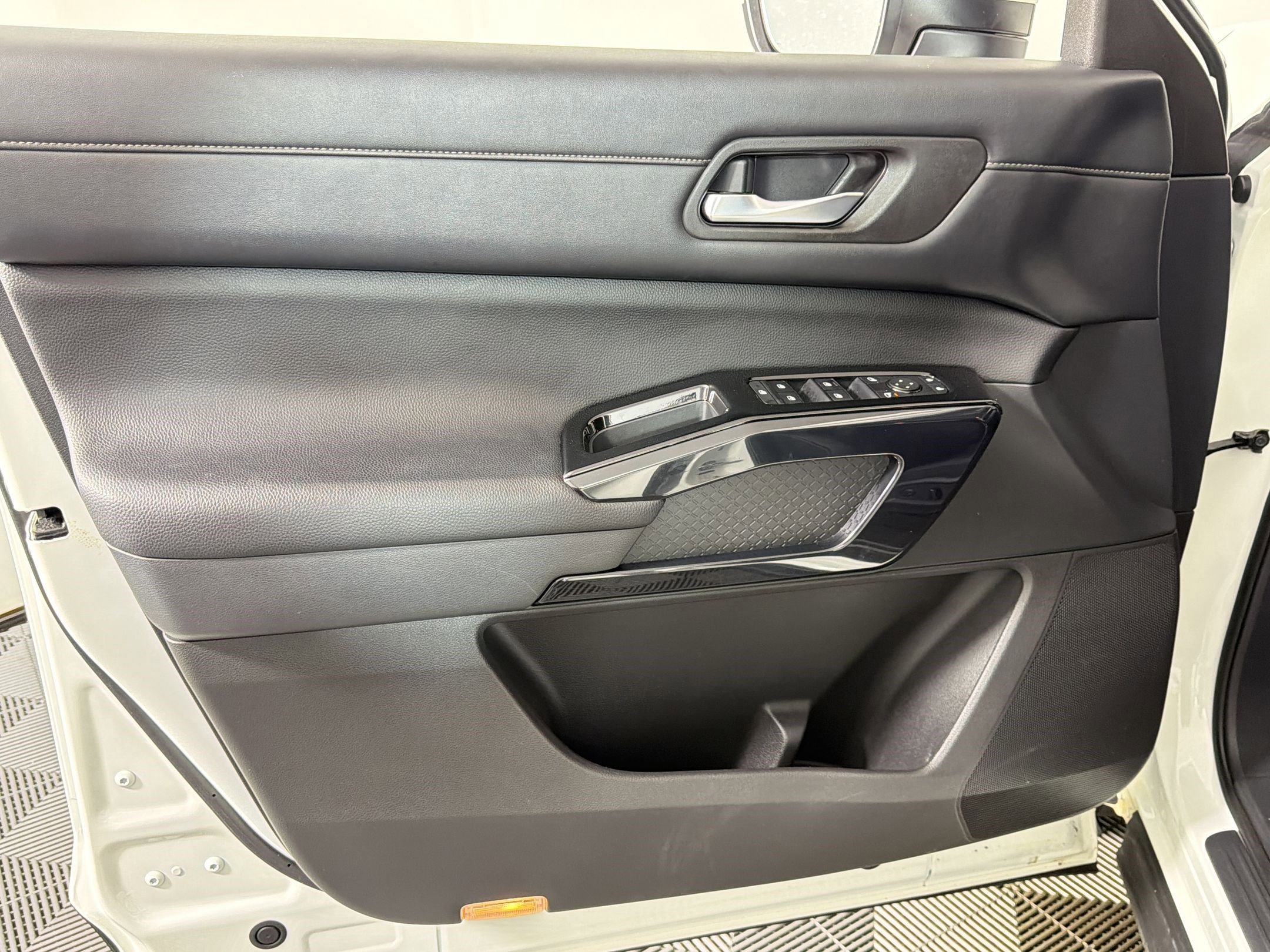 Used 2022 Nissan Pathfinder SV image 18