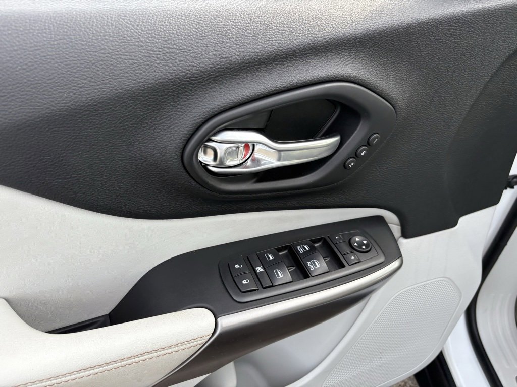 Used 2019 Jeep Cherokee Limited image 38