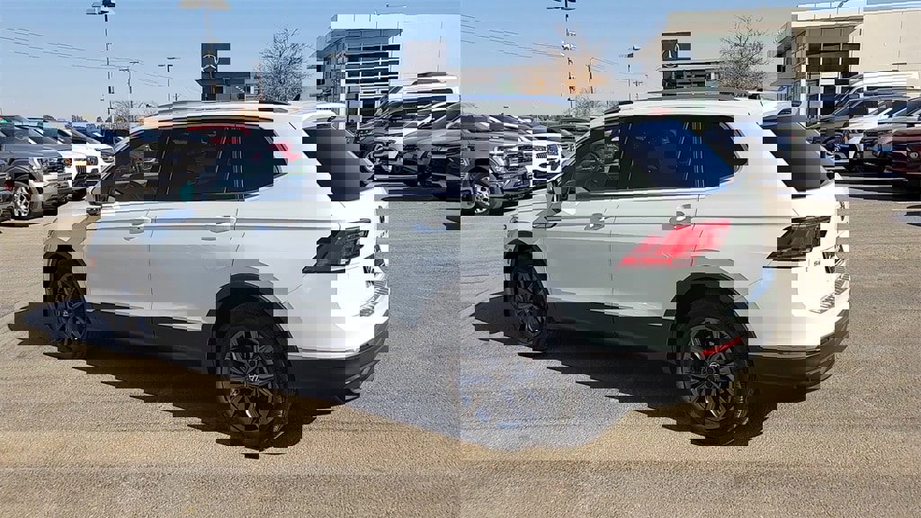 Used 2022 Volkswagen Tiguan SE image 6