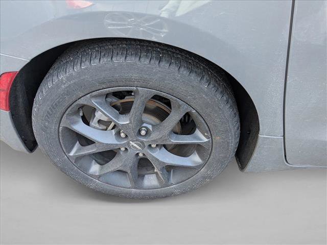 Used 2025 Chrysler Pacifica Limited image 5