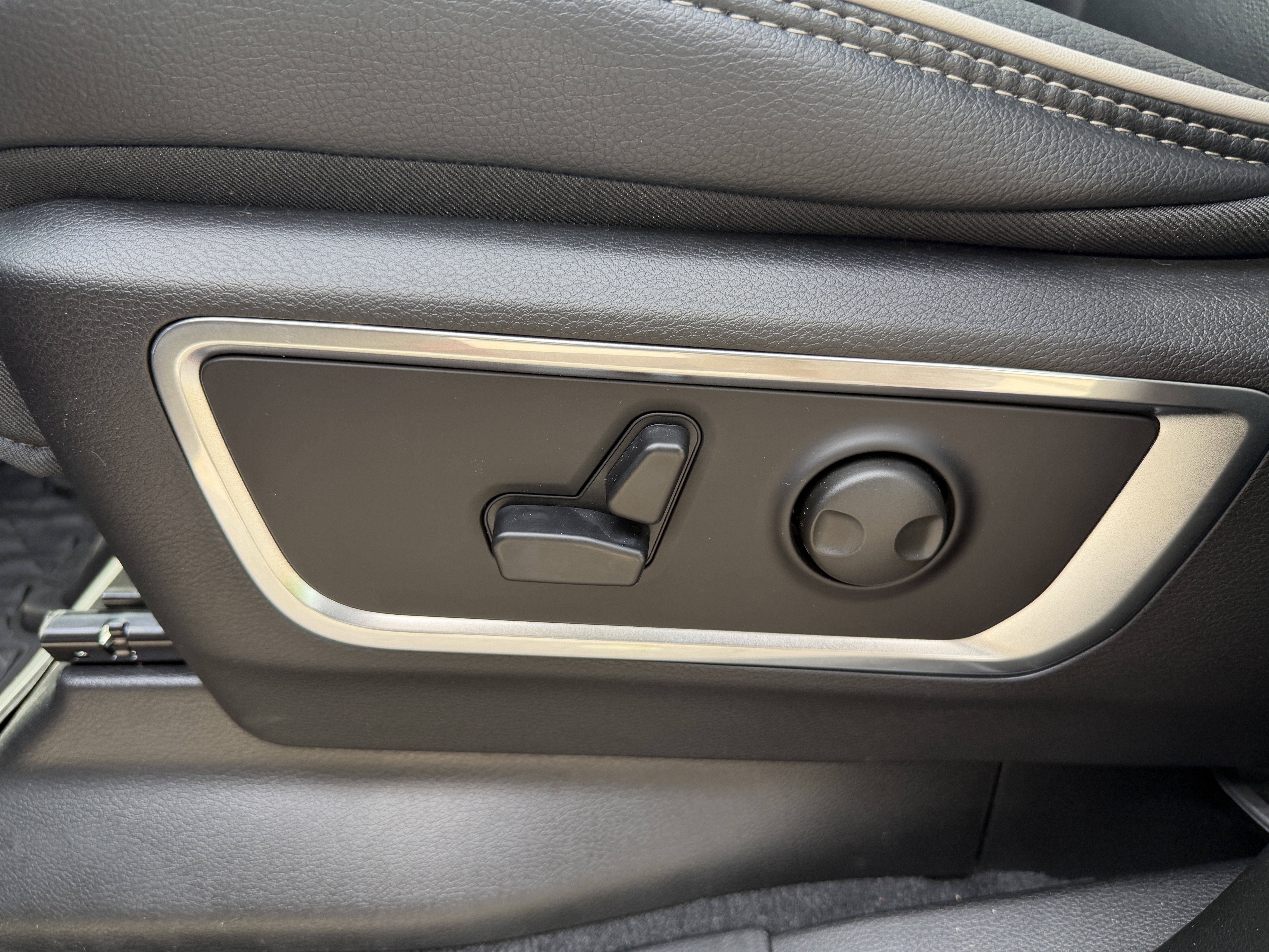 New 2026 RAM 1500 Laramie w/ Sport Appearance Package AWD/4WD image 36