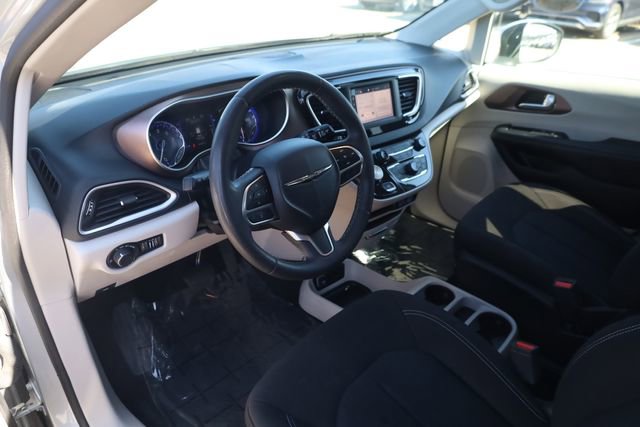 Used 2023 Chrysler Voyager LX image 9