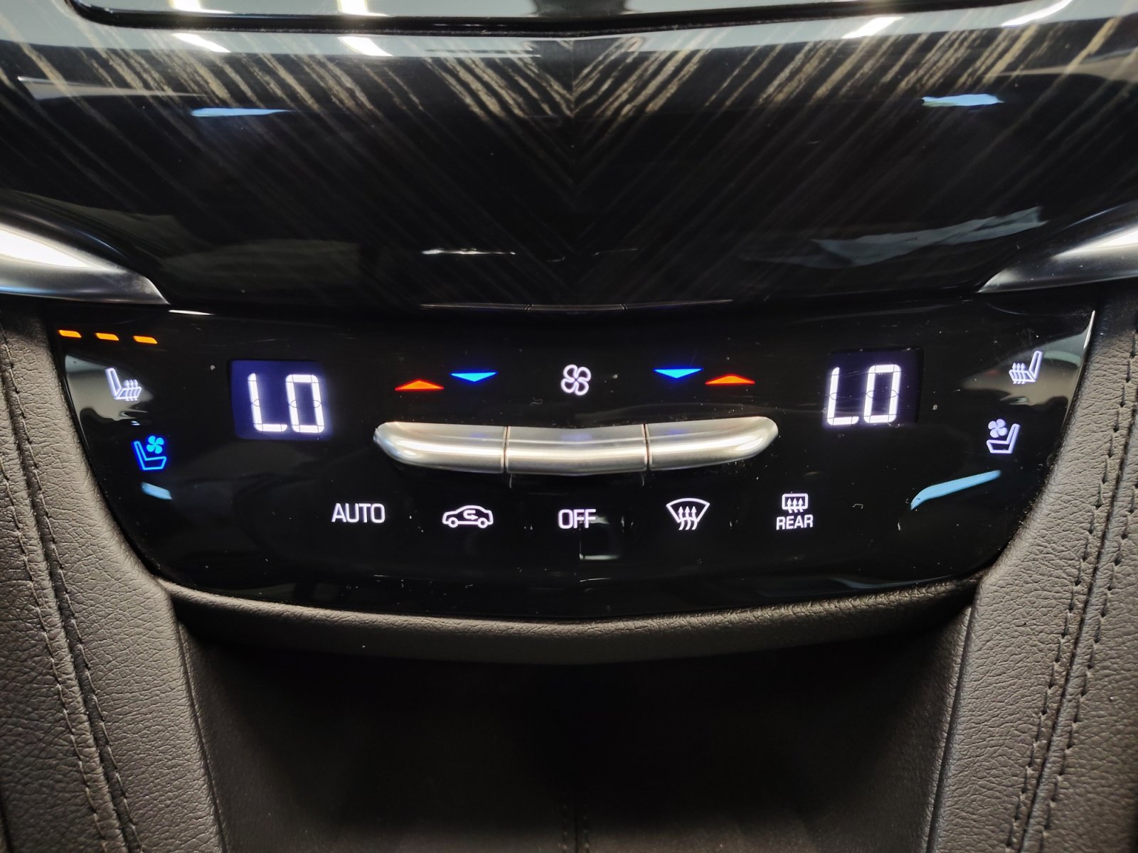 Used 2025 Cadillac XT6 Premium Luxury FWD image 19