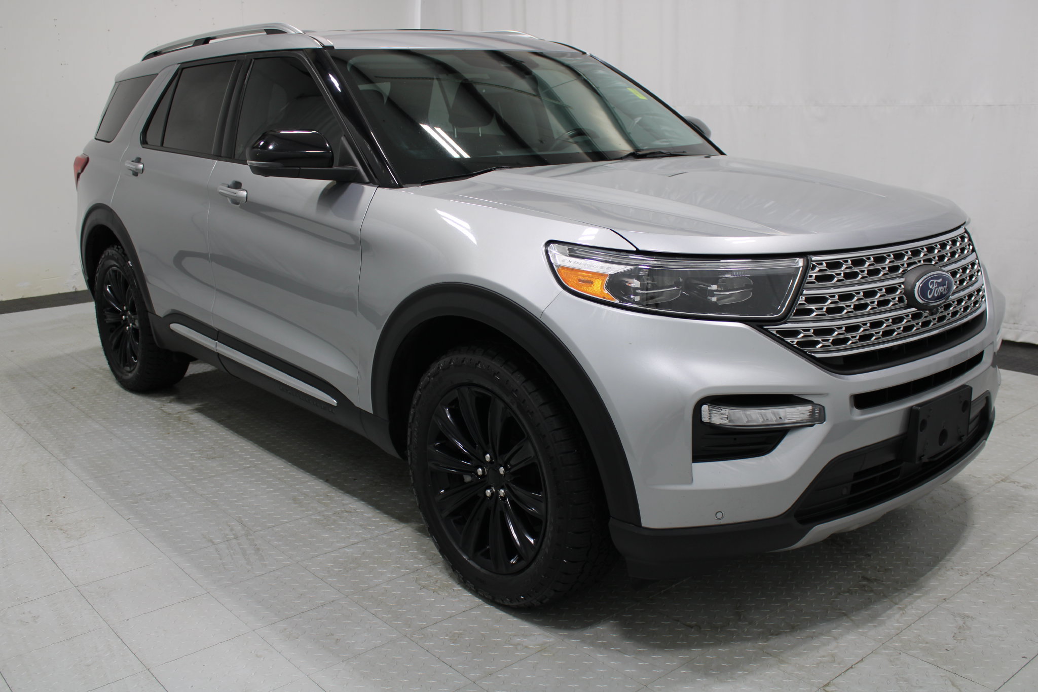 Used 2021 Ford Explorer Limited w/ Equipment Group 301A AWD/4WD image 4
