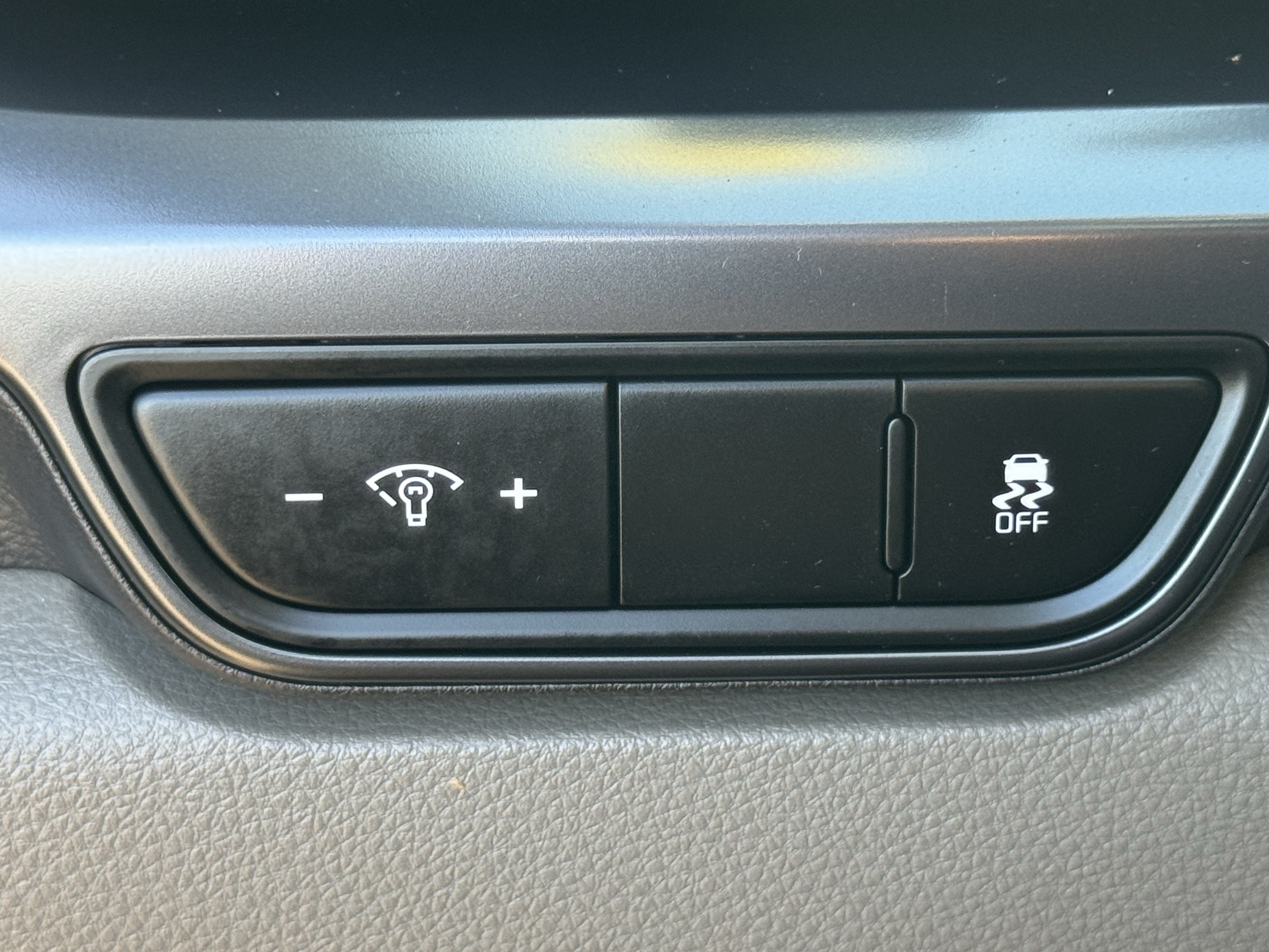 Used 2025 Kia Carnival FWD image 21