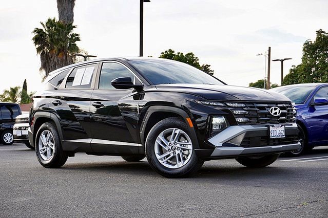 Certified 2025 Hyundai Tucson SE image 2