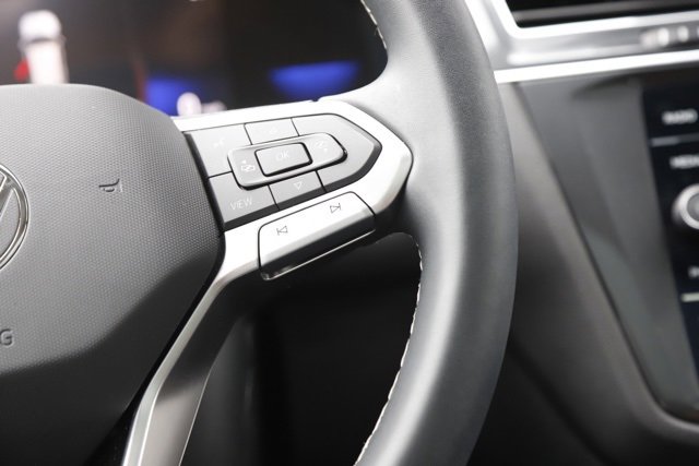 Used 2023 Volkswagen Tiguan SE w/ Panoramic Sunroof Package image 19