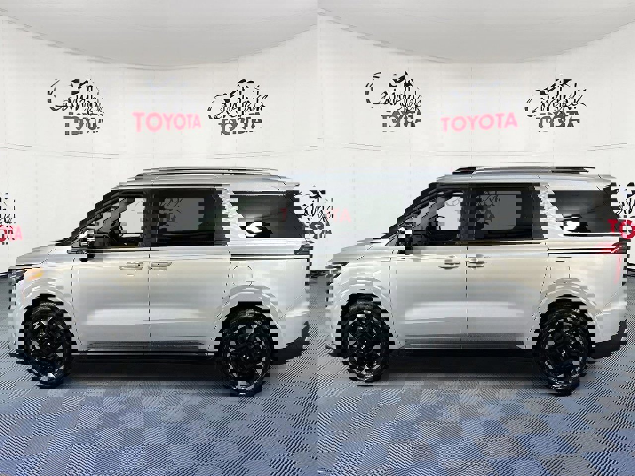 Used 2025 Kia Carnival EX image 4