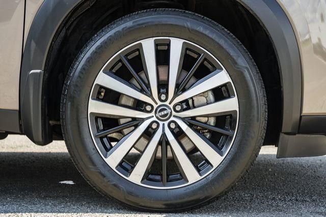 Used 2024 Nissan Pathfinder Platinum w/ Black Appearance Package image 21