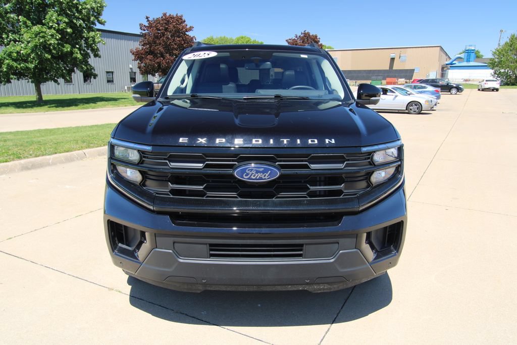 Used 2025 Ford Expedition Max Active AWD/4WD image 2