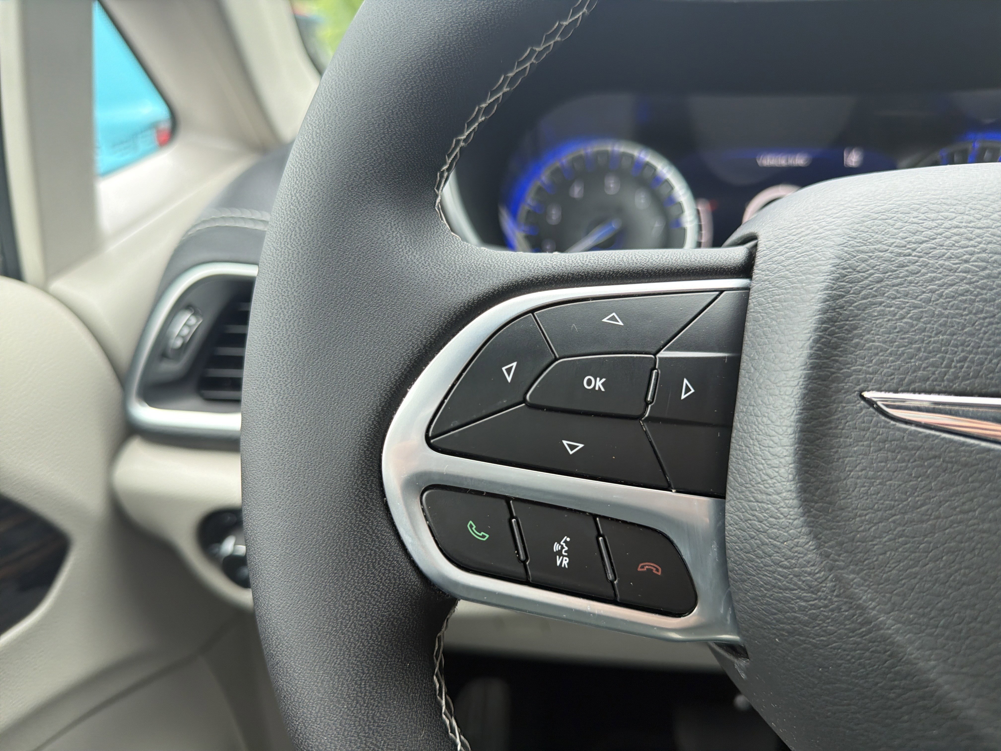 Used 2024 Chrysler Pacifica Limited FWD image 26