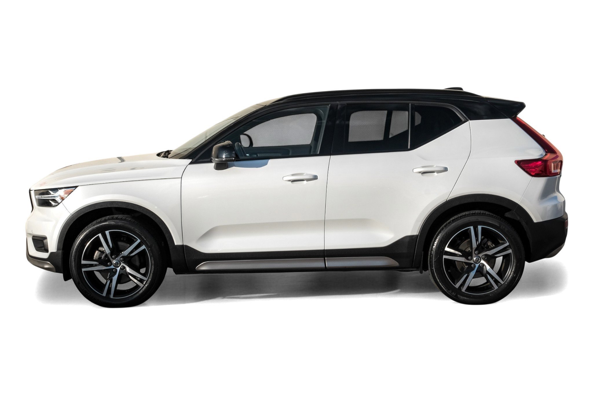 Used 2021 Volvo XC40 T4 R-Design image 11
