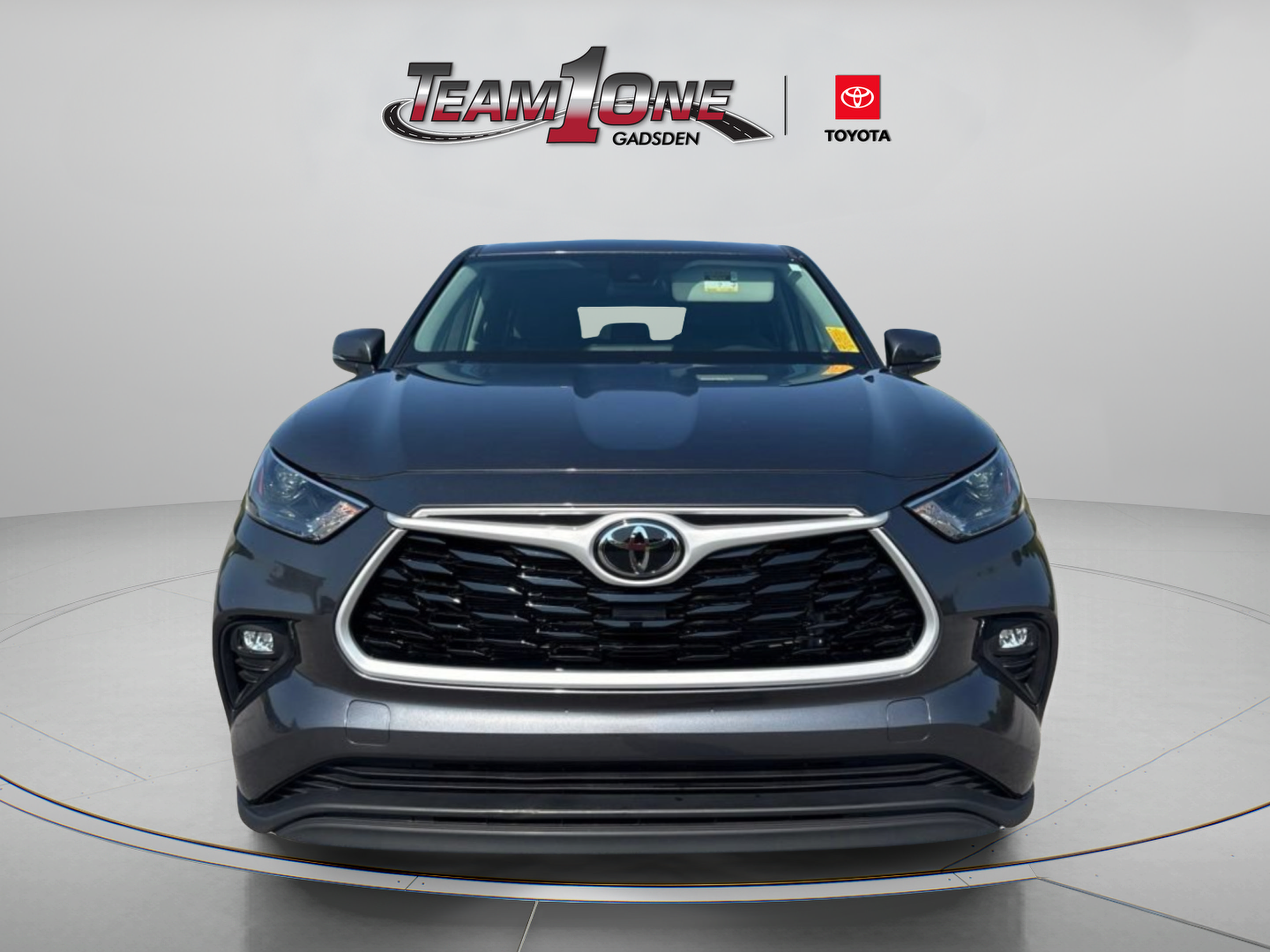 Used 2025 Toyota Highlander LE FWD image 2