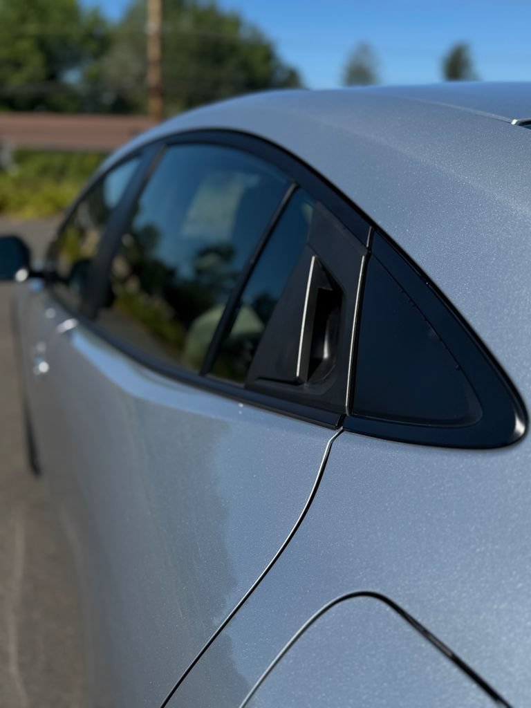 Used 2025 Toyota Prius LE AWD/4WD image 40