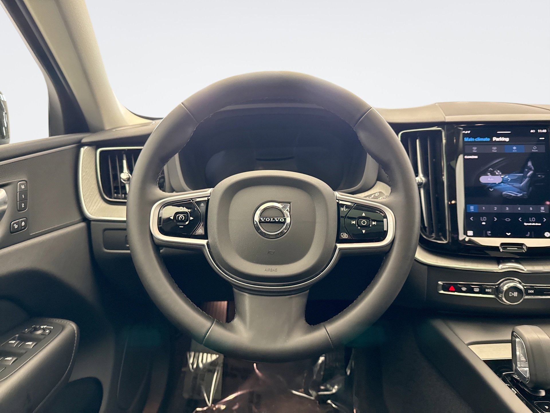 Used 2025 Volvo XC60 B5 Plus AWD/4WD image 12