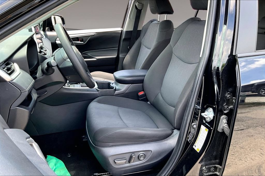 Used 2025 Toyota RAV4 XLE AWD/4WD image 20