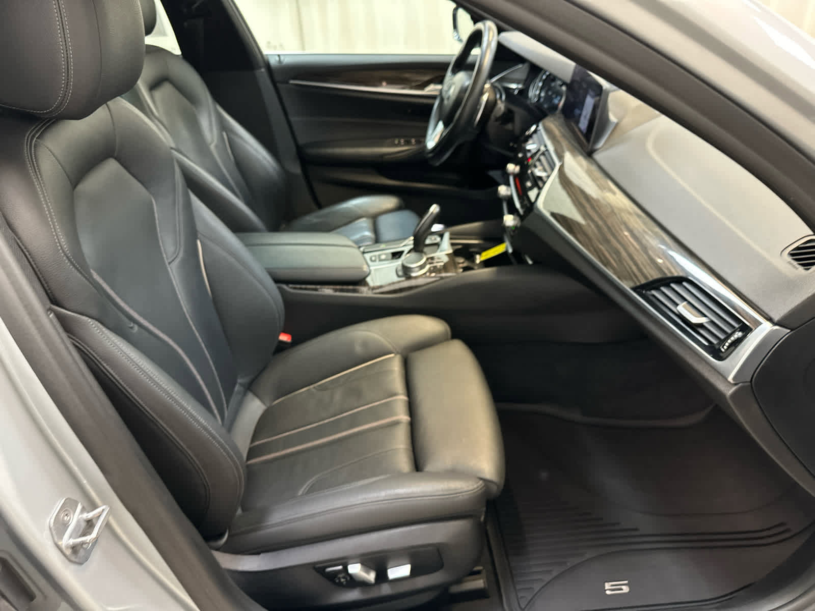 Used 2019 BMW 530i xDrive w/ Convenience Package image 14