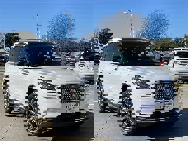 Used 2022 Lincoln Corsair Standard w/ Premium Package image 2