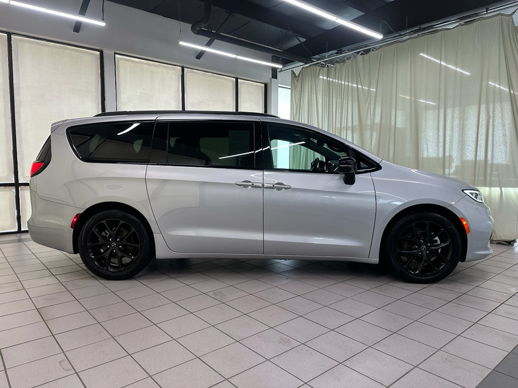 Used 2026 Chrysler Pacifica Limited w/ S Appearance Package FWD image 2