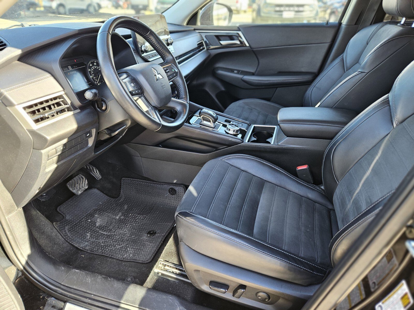 Used 2024 Mitsubishi Outlander SE image 19