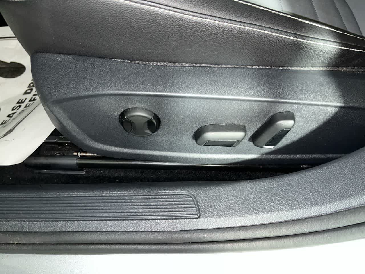 Used 2025 Volkswagen Jetta SE FWD image 14
