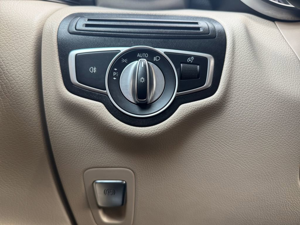 Used 2018 Mercedes-Benz GLC 300 4MATIC image 11