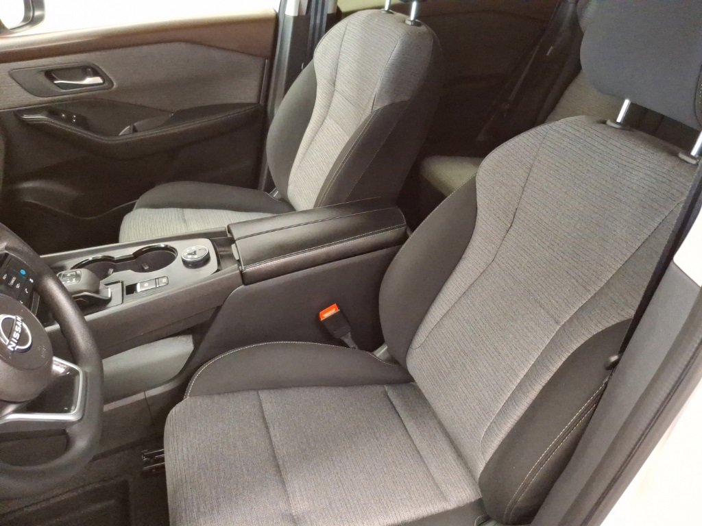 Used 2023 Nissan Rogue SV image 16