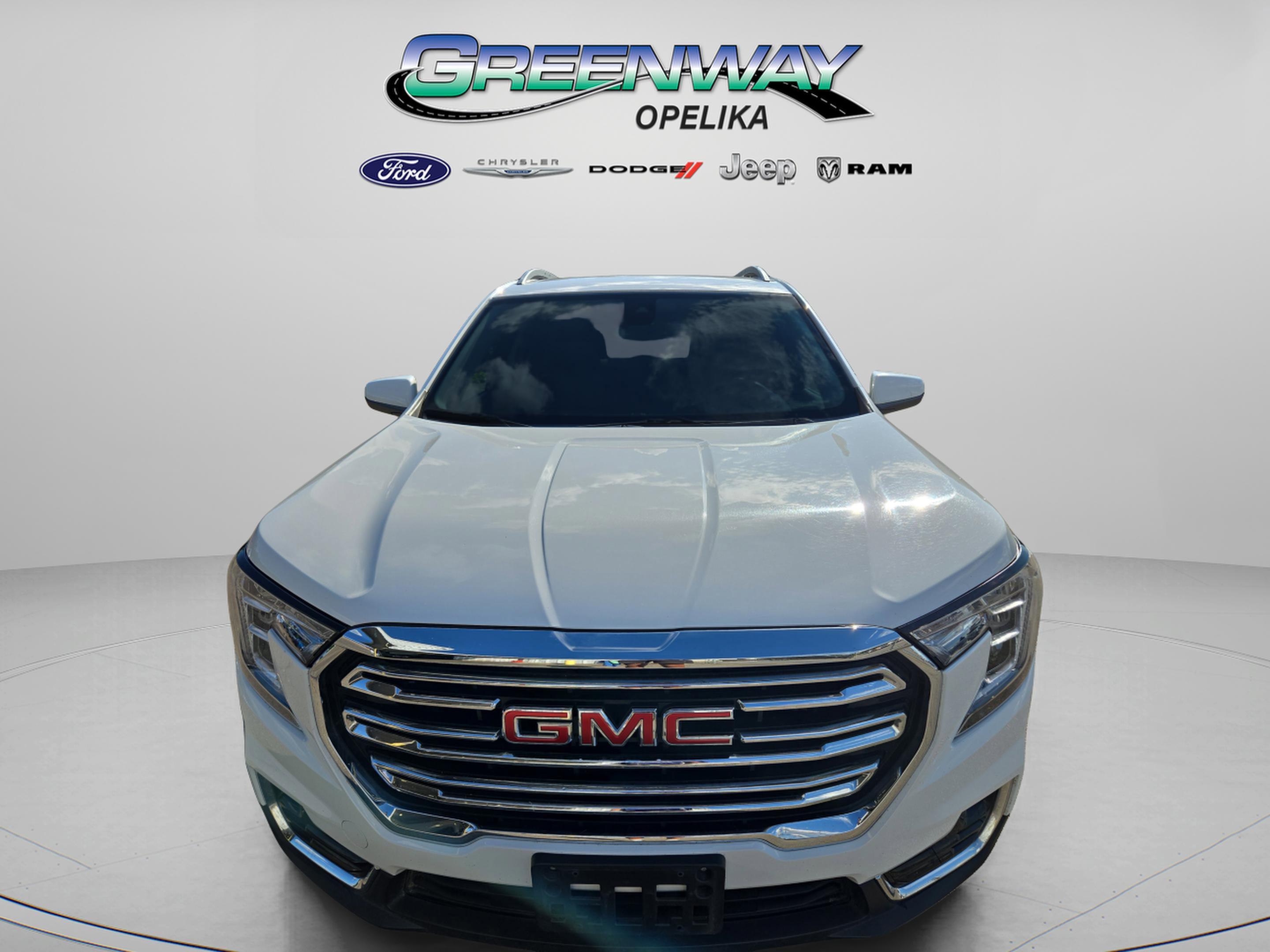 Used 2024 GMC Terrain SLT image 2