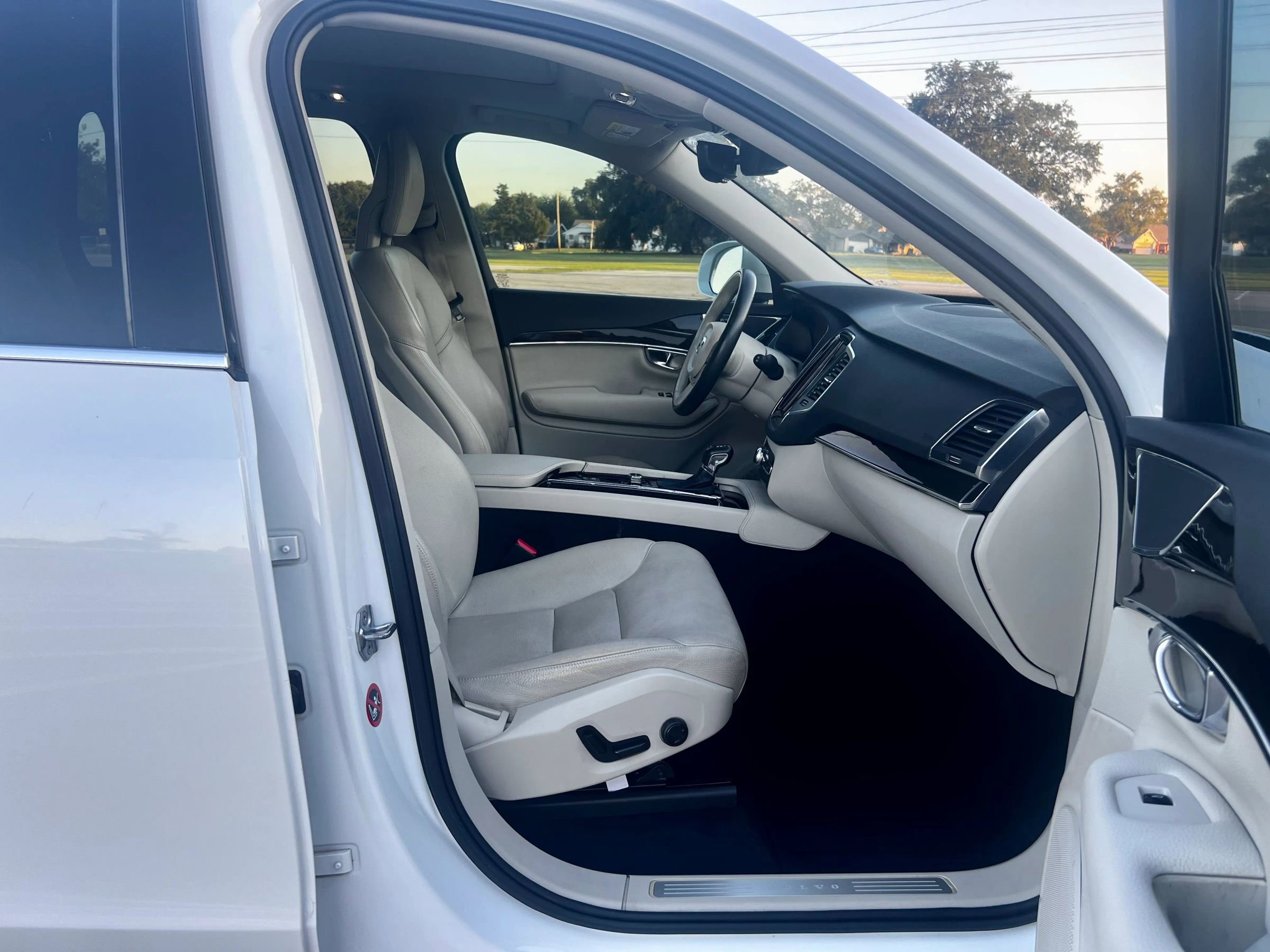Used 2017 Volvo XC90 T5 Momentum w/ Vision Package image 11