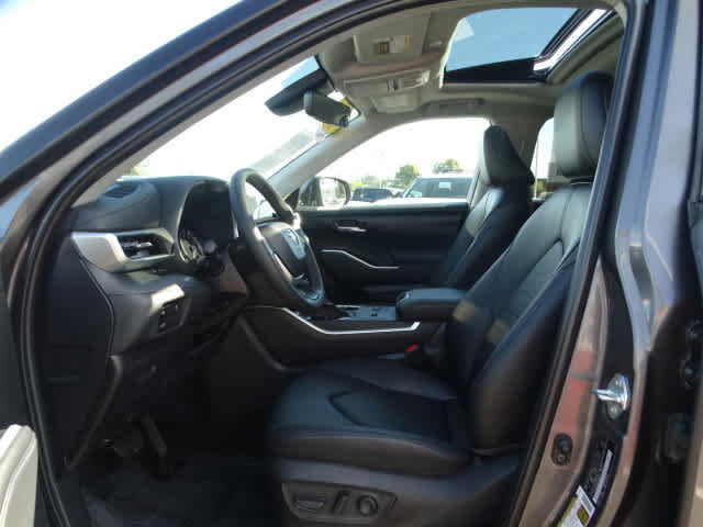 Used 2025 Toyota Highlander XLE image 18