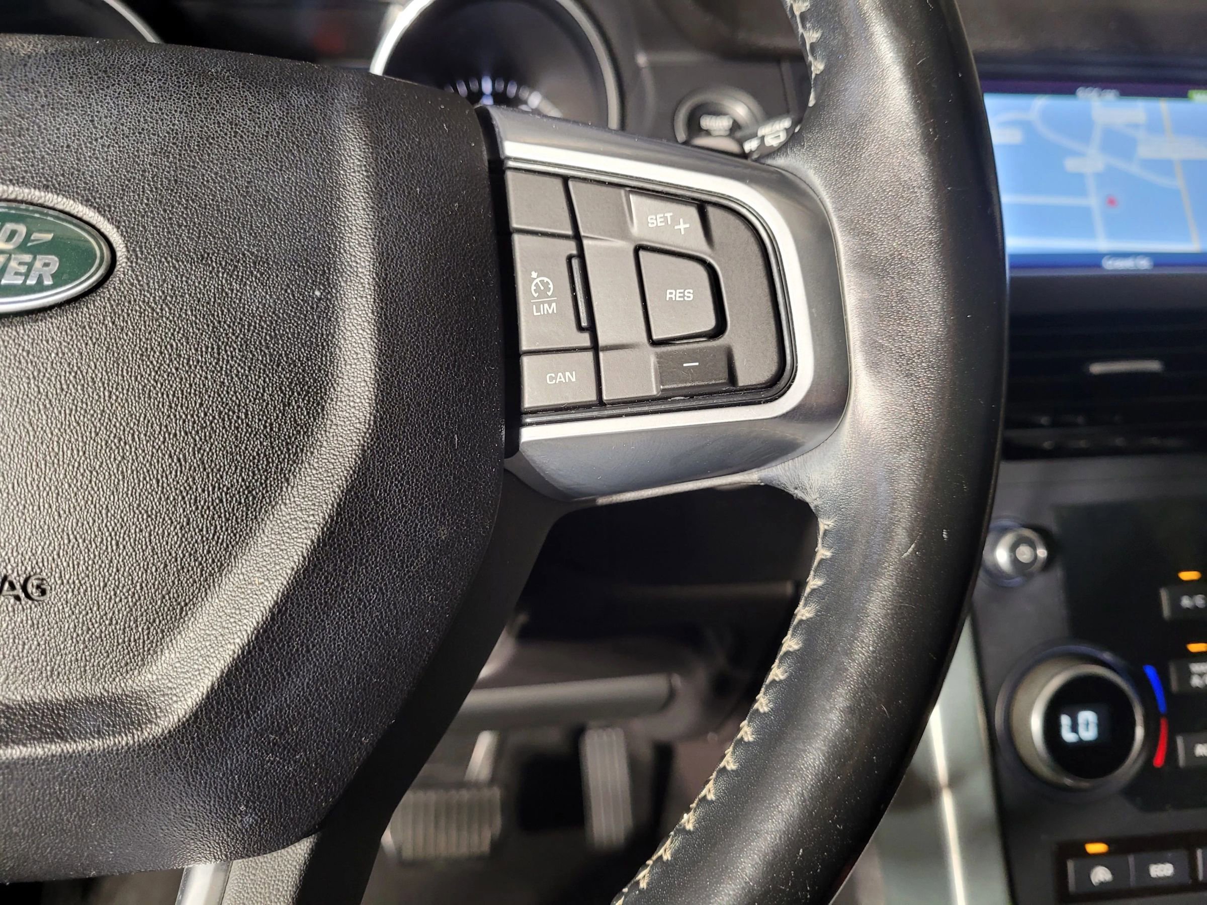 Used 2017 Land Rover Discovery Sport SE image 24